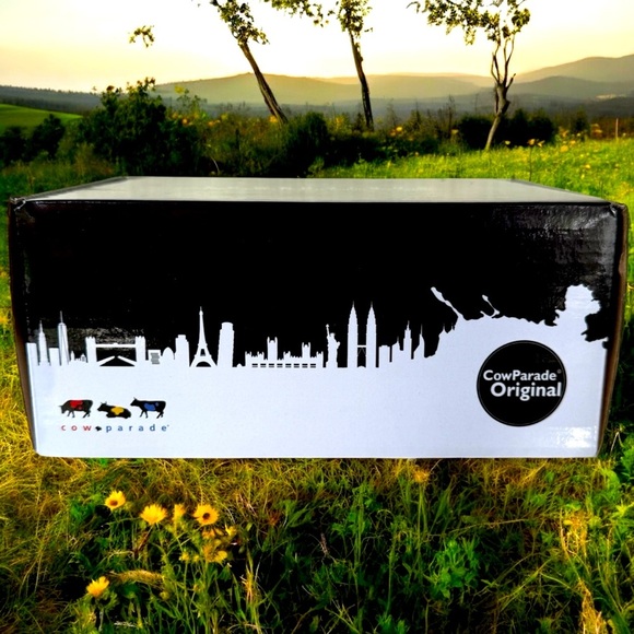 Cow Parade Figurine Yellow & Blue Floral Design Multicolor Display Piece. NIB - Picture 6 of 6